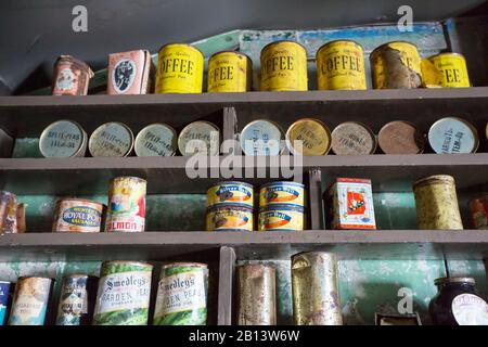 Vieilles boîtes de nourriture à Wordie House dans une ancienne base de recherche scientifique britannique sur l'île d'hiver dans les îles argentines, en Antarctique. Banque D'Images