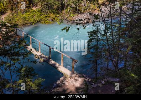 Traversée de la rivière Robson sur un pont à pied dans le parc provincial du Mont Robson, Colombie-Britannique, Canada Banque D'Images