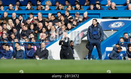 Londres, Royaume-Uni. 22 février 2020. Le Manager de Chelsea, Frank Lampard (Front), est vu lors du match de Derby de la Premier League à Londres entre Chelsea et Tottenham Hotspur au Stamford Bridge Stadium à Londres, en Grande-Bretagne, le 22 février 2020. Crédit: Han Yan/Xinhua/Alay Live News Banque D'Images