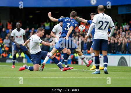 Londres, Royaume-Uni. 22 février 2020. Jan Vertonghen (2ème L) de Tottenham Hotspur rivalise lors du match de Derby de la Premier League à Londres entre Chelsea et Tottenham Hotspur au Stamford Bridge Stadium à Londres, en Grande-Bretagne, le 22 février 2020. Crédit: Han Yan/Xinhua/Alay Live News Banque D'Images