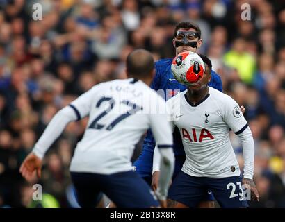 Londres, Royaume-Uni. 22 février 2020. Andreas Christensen (top) de Chelsea vies wih Tottenham Hotspur's Steven Bergwijn lors du match de Derby de la Premier League à Londres entre Chelsea et Tottenham Hotspur au Stamford Bridge Stadium à Londres, en Grande-Bretagne, le 22 février 2020. Crédit: Han Yan/Xinhua/Alay Live News Banque D'Images