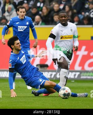 Monchengladbach, Allemagne. 22 février 2020. Florian Grillitsch (L) de Hoffenheim vies avec Marcus Thuram de Monchengladbach lors d'un match de Bundesliga allemand entre Borussia Monchengladbach et TSG 1899 Hoffenheim à Monchengladbach, Allemagne, 22 février 2020. Crédit: Ulrich Hufnagel/Xinhua/Alay Live News Banque D'Images