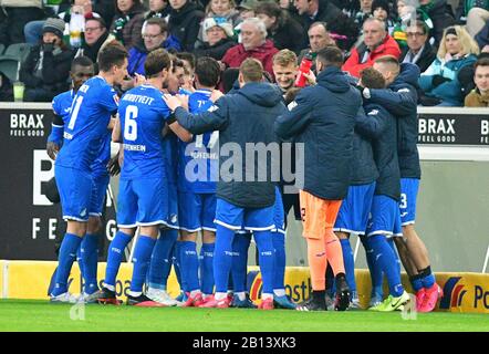 Monchengladbach, Allemagne. 22 février 2020. Les joueurs de Hoffenheim célèbrent après avoir marqué lors d'un match de Bundesliga allemand entre Borussia Monchengladbach et TSG 1899 Hoffenheim à Monchengladbach, Allemagne, 22 février 2020. Crédit: Ulrich Hufnagel/Xinhua/Alay Live News Banque D'Images