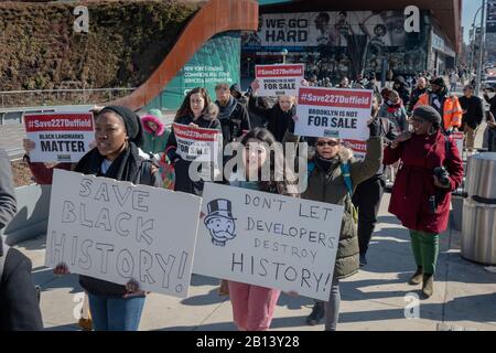 Les amis d'Abolitionniste Place mars à 227 Duffield à Brooklyn, New York, le 22 février 2020. 227 Duffield dans le centre de Brooklyn était un arrêt sur le chemin de fer souterrain, et malgré les efforts concertés de la communauté pour sauver le bâtiment, la Commission de préservation Des Monuments a l'intention de lutter contre la protection des monuments. (Photo de Gabriele Holtermann-Gorden/Sipa USA) Banque D'Images