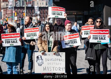 Les amis d'Abolitionniste Place se réunissent pour un rassemblement d'urgence et mars pour sauver 227 Duffield au Barclays Center à Brooklyn, New York, le 22 février 2020. 227 Duffield dans le centre de Brooklyn était un arrêt sur le chemin de fer souterrain, et malgré les efforts concertés de la communauté pour sauver le bâtiment, la Commission de préservation Des Monuments a l'intention de lutter contre la protection des monuments. (Photo de Gabriele Holtermann-Gorden/Sipa USA) Banque D'Images