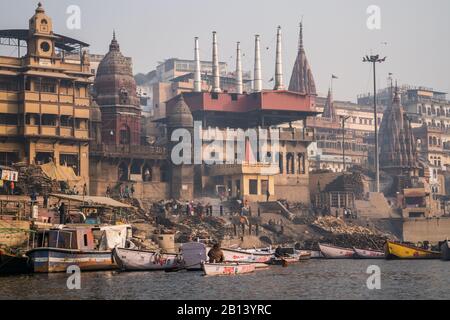 Funérailles traditionnelles sur les rives du Gange, Varanasi, Inde, Asie Banque D'Images