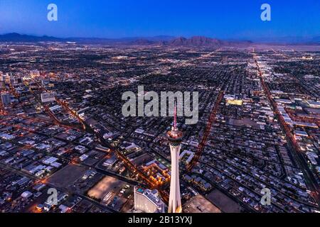 Tour de la stratosphère,photographie aérienne à partir d'un hélicoptère au crépuscule,Las Vegas,Nevada,États-Unis Banque D'Images