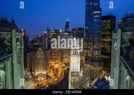 Centre-ville de Chicago au crépuscule, États-Unis Banque D'Images