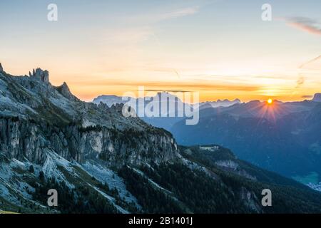 Lever Du Soleil Au Col De Zigolade, Jardin Des Roses, Dolomites, Tyrol Du Sud, Italie Banque D'Images