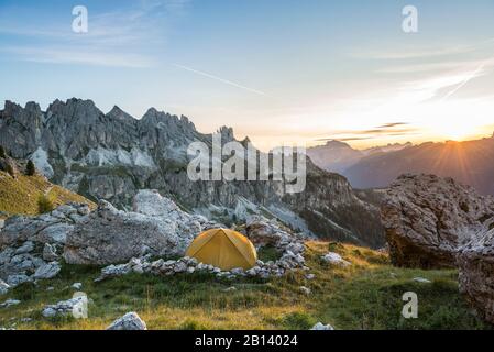 Lever Du Soleil Au Col De Zigolade, Jardin Des Roses, Dolomites, Tyrol Du Sud, Italie Banque D'Images