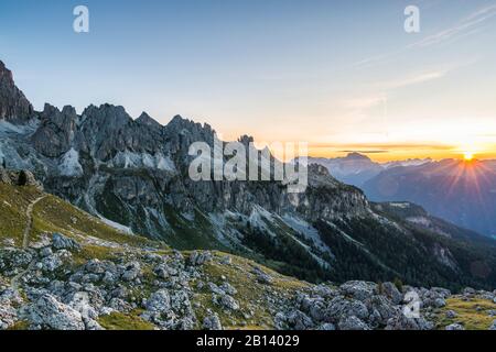 Lever Du Soleil Au Col De Zigolade, Jardin Des Roses, Dolomites, Tyrol Du Sud, Italie Banque D'Images