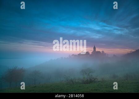 Leuchtenburg dans la brume matinale, Seitenroda, Kahla, Thuringe, Allemagne Banque D'Images