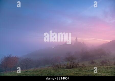 Leuchtenburg dans la brume matinale, Seitenroda, Kahla, Thuringe, Allemagne Banque D'Images