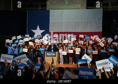 San Antonio, Texas 22 février 2020: La candidate à la présidence Bernie Sanders fait la deuxième des quatre arrêts du week-end du Texas avec un rassemblement de nuit avec la femme Jane à Cowboys Dance Hall.Sen. Sanders (D-VT) sort d'une série réussie de victoires de caucus en Iowa et au Nevada pour diriger les challengers démocrates. Crédit: Bob Daemmrich/Alay Live News Banque D'Images