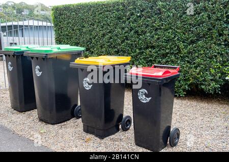 Collection australienne de bins ménagers, végétation verte, déchets généraux rouges, jaune pour les plastiques et le verre, Sydney, Australie Banque D'Images