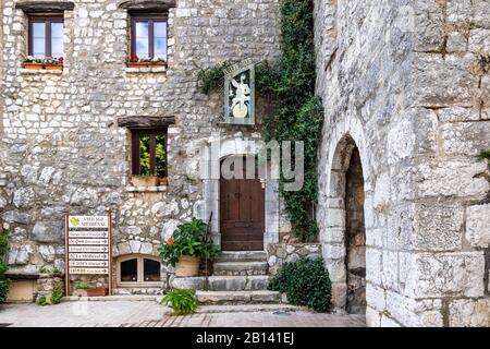 La pierre, la façade médiévale du mur extérieur et l'entrée du village médiéval de Tourrettes-sur-Loup, France. Banque D'Images