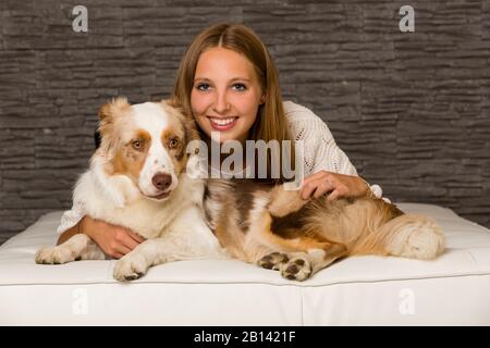 Jeune femme à la frontière de collie Banque D'Images