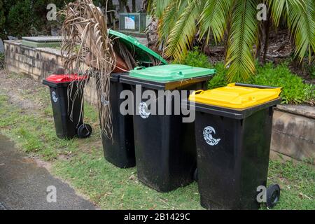 Australie poubelles à roulettes dans Whale Beach, vert pour la végétation, rouge pour les déchets généraux, et jaune pour les conteneurs et le verre,Sydney,Australie Banque D'Images