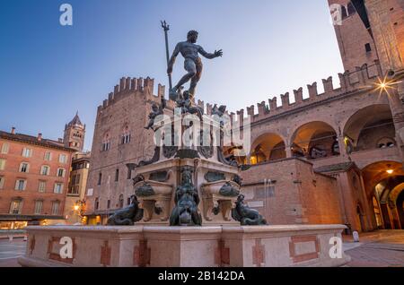 Bologne - Fontana di Nettuno ou fontaine Neptune sur la place Piazza Maggiore au crépuscule du matin conçu par Tommaso Laureti (1565). Banque D'Images