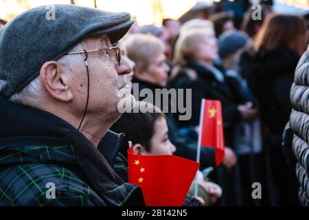 Belgrade. 22 février 2020. Un homme serbe a le drapeau national chinois lors d'un concert en faveur de la Chine à Belgrade, en Serbie, le 22 février 2020. Des centaines de Serbes et de Chinois se sont réunis samedi à Belgrade Fortress, dans la capitale, pour leur solidarité avec les professionnels de la santé et les citoyens de Wuhan, l'épicentre du roman coronavirus, et la Chine. Crédit: Shi Zhongyu/Xinhua/Alay Live News Banque D'Images