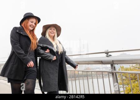 Les amies vont se promener ensemble Banque D'Images