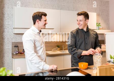 Cuisinier donne un cours de cuisine Banque D'Images