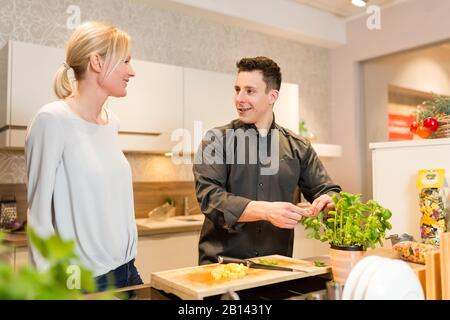 Cuisinier donne un cours de cuisine Banque D'Images