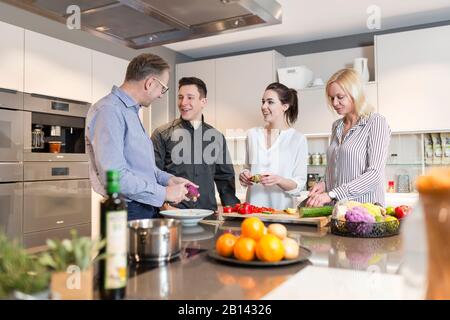 Cuisinier donne un cours de cuisine Banque D'Images