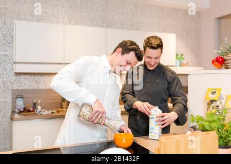 Cuisinier donne un cours de cuisine Banque D'Images