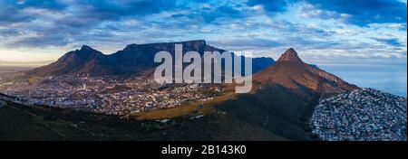 Cape Town avec Lions Head et Table Mountain, Afrique du Sud Banque D'Images