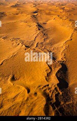 Vol au-dessus de dunes de Sossusvlei au coucher du soleil, la Namibie, l'Afrique Banque D'Images