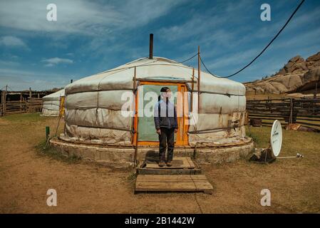 Femme nomade se place en avant de la yourte mongole, Suisse, désert de Gobi, Mongolie Banque D'Images