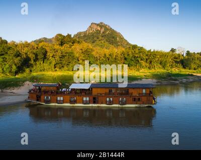 Bateau de croisière fleuve Mekong Sun se trouve à nuit sur un rivage, au Laos Banque D'Images