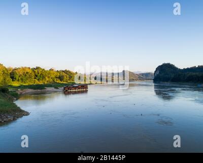 Bateau de croisière fleuve Mekong Sun se trouve à nuit sur un rivage, au Laos Banque D'Images