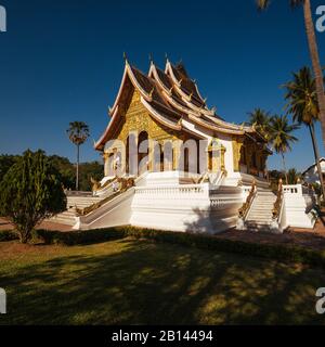 Haw Pha Bang Pavillion dans le parc du Palais Royal, Luang Prabang, Laos Banque D'Images