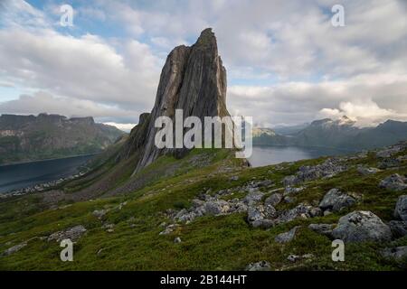 Segla, montagne, Oyfjord Mefjord, Senja, Norvège Banque D'Images