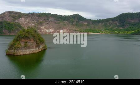 Volcan actif Taal et lac vert dans la vue cratère d'en haut. Tagaytay Philippines. Lac Vert - Volcan Taal. Concept de vacances de voyage Banque D'Images