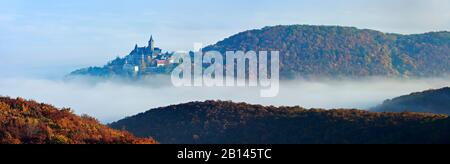 Le château de Wernigerode sort du brouillard du matin, des forêts automnales tout autour, Wernigerode, Saxe-Anhalt, Allemagne Banque D'Images