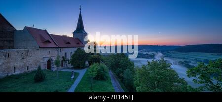 Église du monastère Zscheiplitz au lever du soleil, brouillard matinal dans la vallée de l'Unstrut, Freyburg, Saxe-Anhalt, Allemagne Banque D'Images