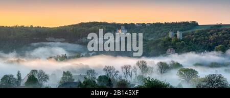 Paysage avec les ruines du château de Rudelsburg et du manoir de Saaleck et Kreipitzsch, lever du soleil, brouillard matinal dans la vallée de Saale, près de Bad Kösen, Burgenlandkreis, Saxe-Anhalt, Allemagne Banque D'Images