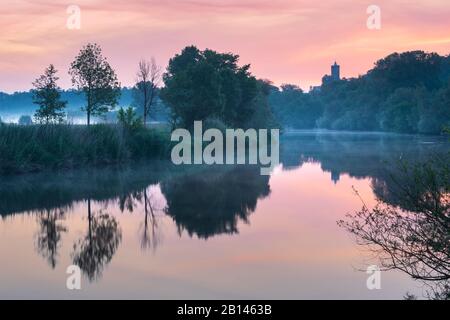 Lever du soleil sur la rivière Saale avec les ruines de Schönburg, réflexion sur l'eau, brouillard matinal, Naumburg, Saxe-Anhalt, Allemagne Banque D'Images