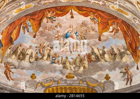 FERRARA, ITALIE - 30 JANVIER 2020 : la fresque de Madonna parmi les saints bénédictins dans l'apsida de l'église Basilique di San Giorgio fuori le mura. Banque D'Images