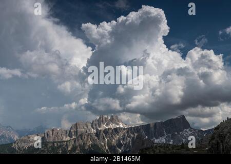 Vue sur Croda da Lago, orage, Dolomites, Italie Banque D'Images