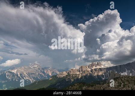 Vue sur Croda da Lago, orage, Dolomites, Italie Banque D'Images