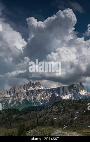 Vue sur Croda da Lago, orage, Dolomites, Italie Banque D'Images