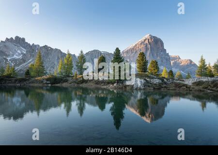 Lago die Limides avec réflexion de Tofane et Lagazuoi peu avant le coucher du soleil, Dolomites, Italie Banque D'Images