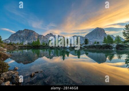 Lever du soleil au Lago di Limides, vue sur Tofane et Lagazuoi, Dolomites, Italie Banque D'Images