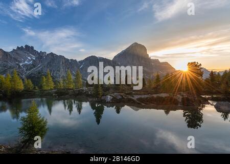 Lever du soleil au Lago di Limides, vue sur Tofane et Lagazuoi, Dolomites, Italie Banque D'Images