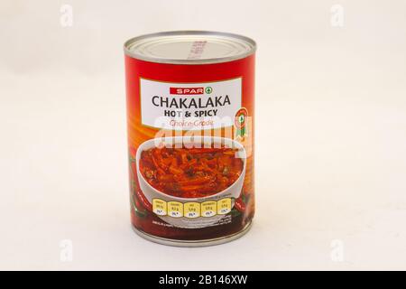 Alberton, Afrique du Sud - une boîte de Spar chakalaka, un relish épicé de légumes sud-africains pour une gamme de plats isolés sur un fond clair Banque D'Images