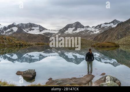 Mutterbergsee dans le Stubaital, vue sur les Alpes de Stubai, Tyrol, Autriche Banque D'Images